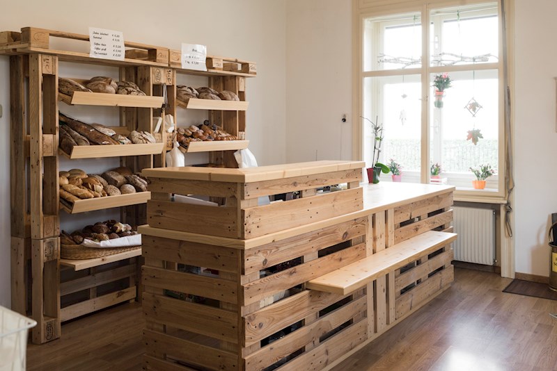 Die schönen und sehr gepflegten Holzregale mit frischem Brot und Gebäck im Sozialmarkt Fürstenfeld.